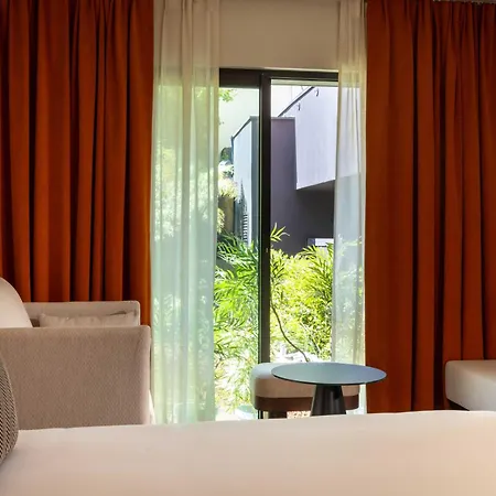 Belinda & Szálloda Párizs